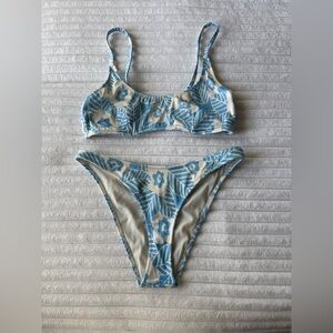 blue and white tringl bikini